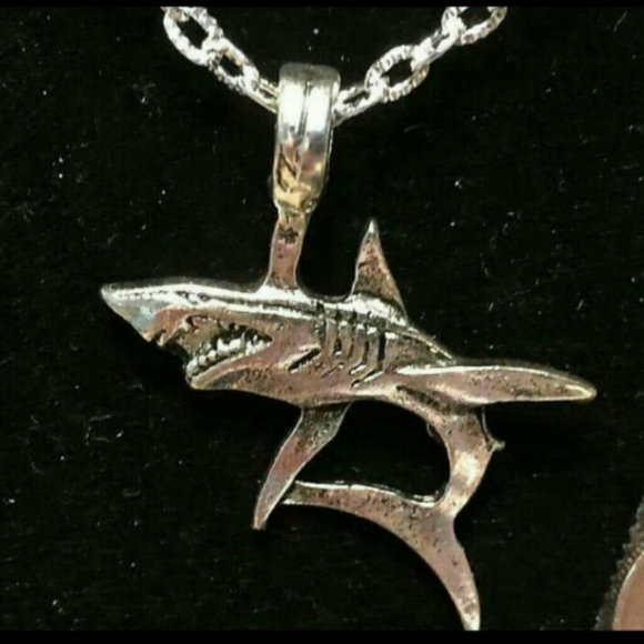 🦈  HANDCRAFTED SHARK CHARM NECKLACE  TIBETAN SILVER 18" CHAIN ✨️ - Picture 1 of 3